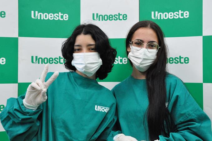 Visitantes realizam a paramentação e outras atividades no estande de Medicina