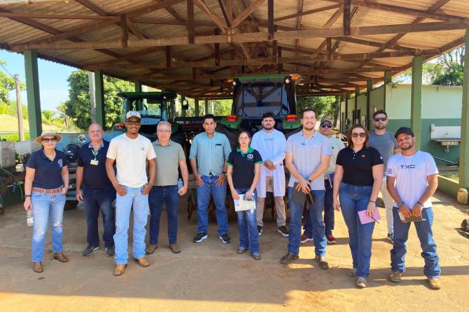 Alunos e equipe da Unoeste durante visita à Fazenda Experimental, onde são realizadas as práticas do curso de Zootecnia semipresencial 