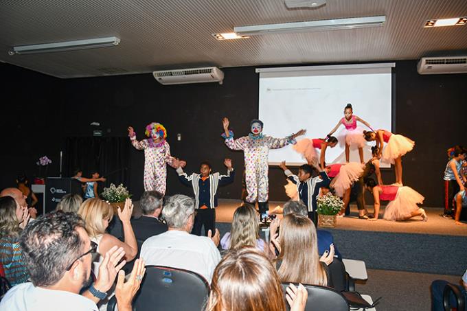 Apresentação circense por alunos do Programa Cidadescola