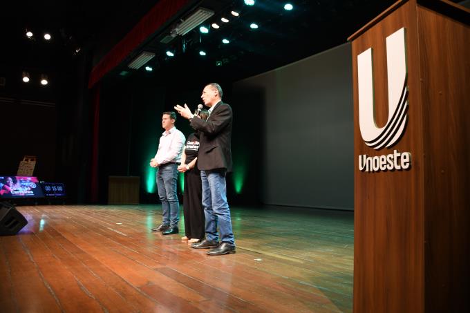 Abertura do evento com o pró-reitor Acadêmico, Dr. José Eduardo Creste, o pró-reitor de Pesquisa, Pós-graduação e Extensão, Dr. Adilson Eduardo Guelfi