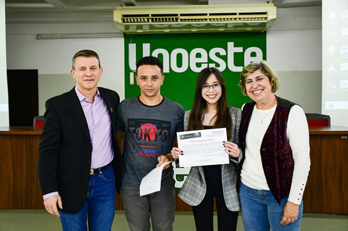 Egressos celebram no Enepe premiação de dissertações e teses
