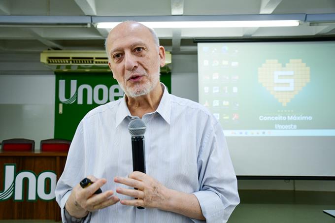 Dr. Esper Abrão Cavalheiro fez a conferência do encontro de egressos e integração entre os programas de pós-graduação