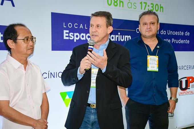 Entre Marcos Nomura e William Leite, Dr. Dr. Adilson enaltece a UEPP e participantes 