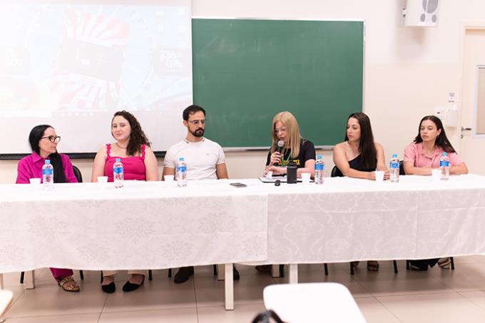 Mesa principal com participantes do debate da noite