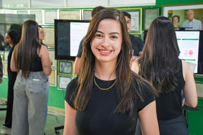 Jennifer Torquato da Silva, do 6º termo, apresentou o projeto “Cuidar de quem cuida”