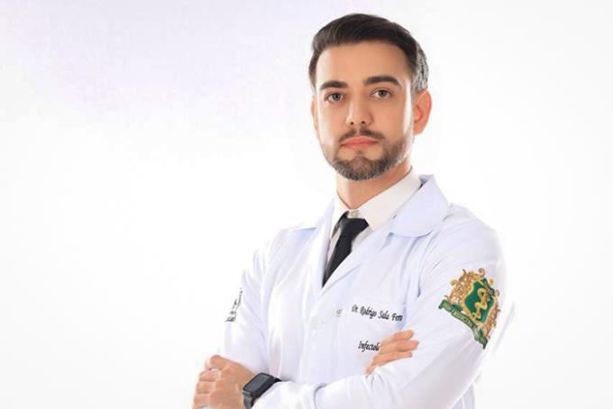 Dr. Rodrigo Sala Ferro é médico infectologista formado pela Unoeste em 2013
