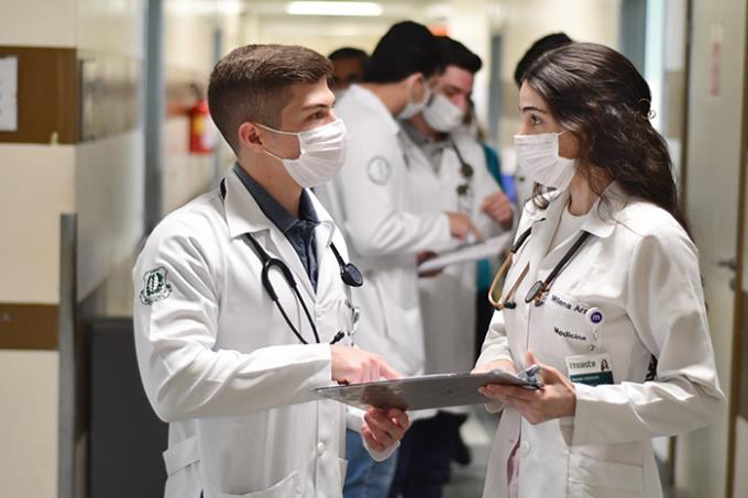 Internato Médico da Unoeste proporciona experiência direta com pacientes em unidades de saúde e hospitais parceiros da região
