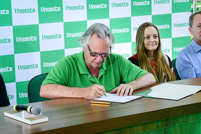 Dr. Cesar Lima durante assinatura do convênio para o ano de 2026