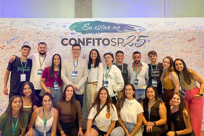 Professor Marcelo Amaral com parte do grupo de alunos da Unoeste