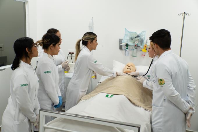 Estrutura moderna, laboratórios de ponta e vivência em serviços de saúde garantem aos alunos de Enfermagem da Unoeste Guarujá a melhor formação
