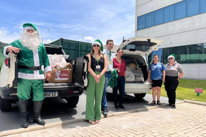 Professores, demais colaboradores, estudantes e o Papai Noel da Unoeste participaram da entrega dos brinquedos no Caps Infantojuvenil