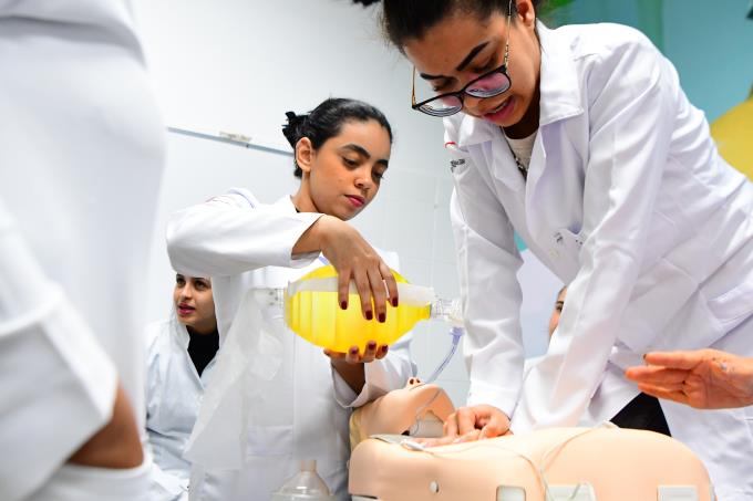 Formação em Enfermagem da Unoeste alia prática desde os primeiros semestres, tecnologia e ensino reconhecido pelo MEC