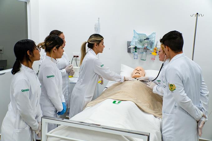 Enfermagem em Guarujá alia prática, tecnologia e excelência