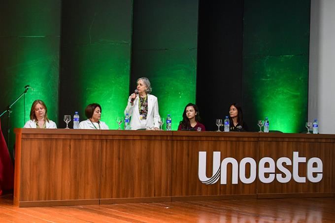 Mesa principal da recepção aos calouros e familiares na manhã desta segunda-feira (2)