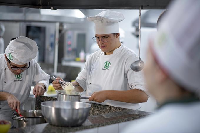 Aulas práticas são uma constante no curso de Gastronomia da Unoeste