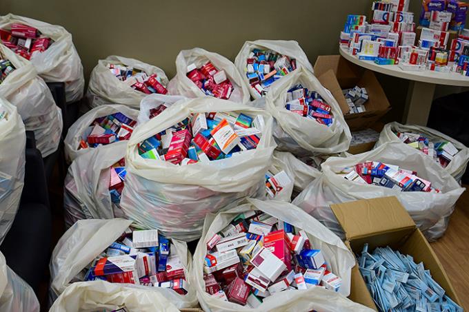 Parte dos medicamentos arrecadados na ação de recepção aos calouros da Medicina Prudente