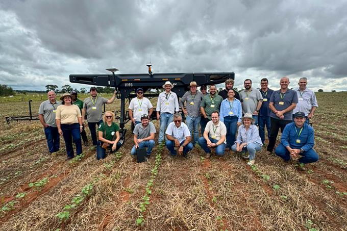Envolvidos na entrega dos equipamentos, na fazenda experimental