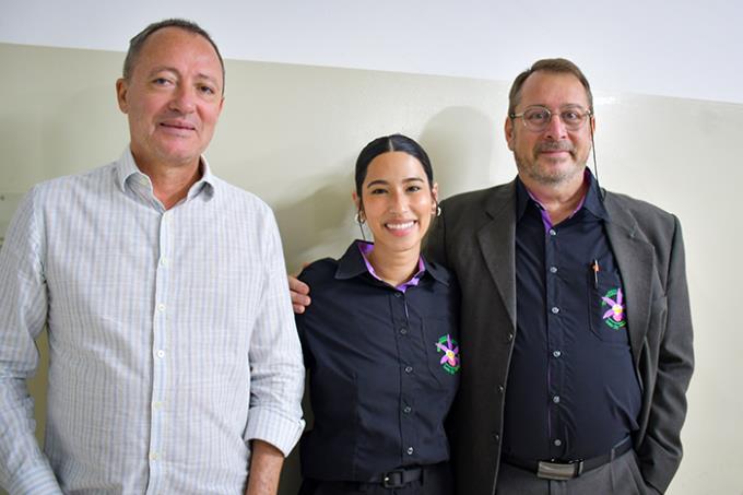 Laís entre o avaliador presencial Dr. Creste e o orientador Dr. Nelson 