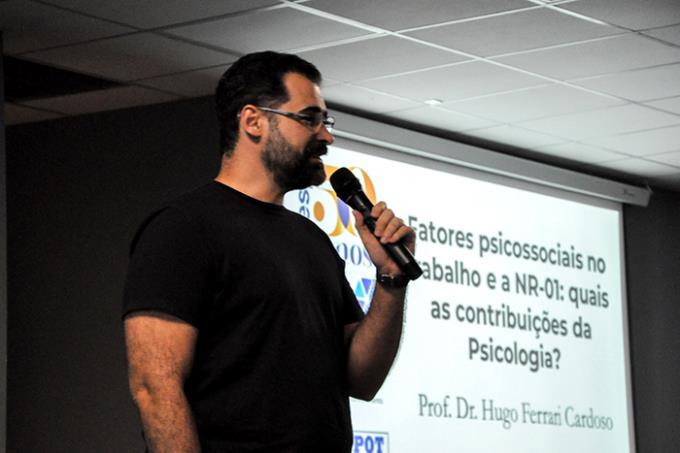 Psicologia debate NR-01 e riscos psicossociais em Aula Magna
