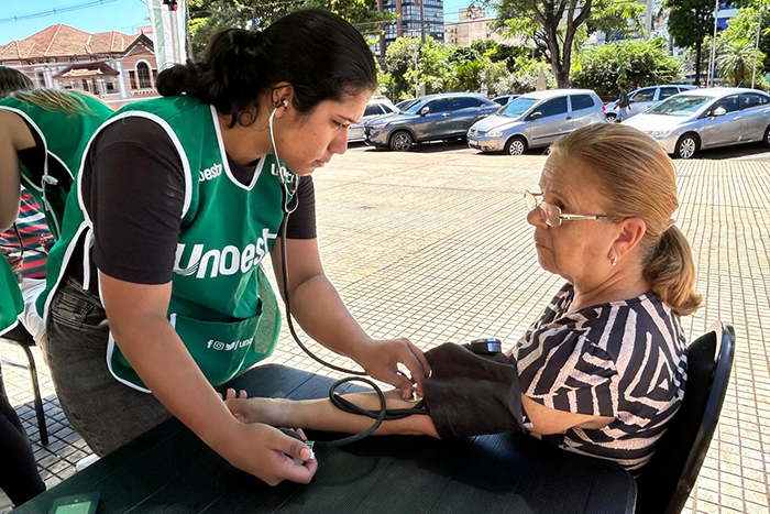 Alunos de Medicina realizam Ação Social na Praça da Matriz