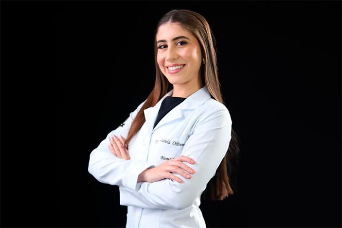 Isabela Oliveira de Carvalho é biomédica e conquistou a bolsa de 80% em 2021 