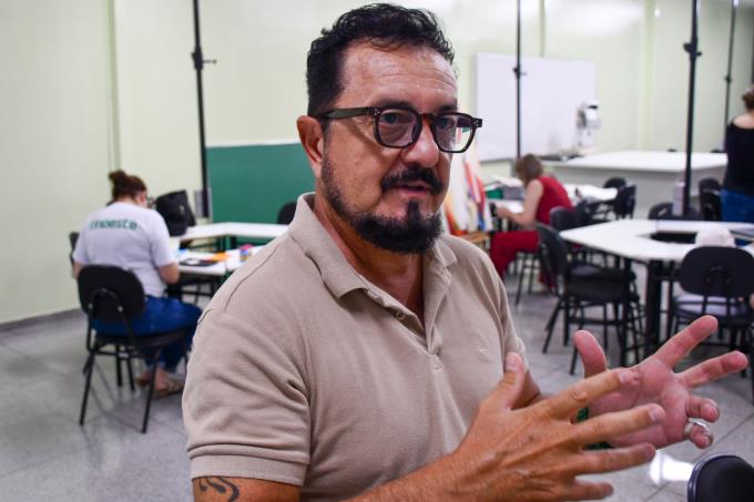 Professor Josué Pantaleão conduz a oficina de desenho, iniciativa que integra arte, observação e aprendizado na formação acadêmica