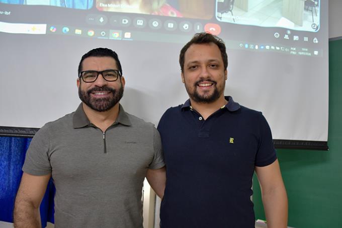 Dr. Sidinei de Oliveira Souza, orientador como o orientando Pedro Victor de Souza Pavezi