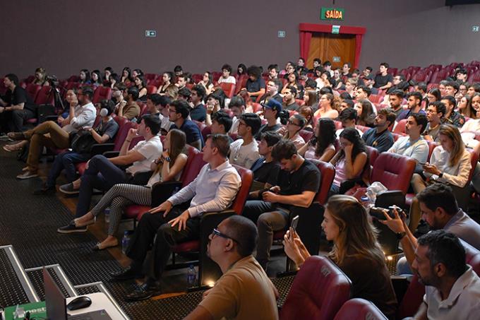 Teatro César cava repleto de alunos do curso de Medicina