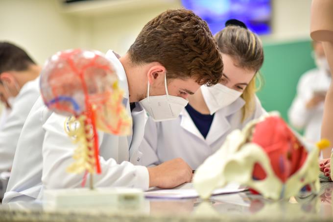 Curso de Medicina da Unoeste integra teoria e prática desde o início, formando profissionais preparados para os desafios da saúde