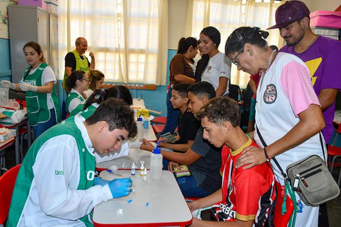 Verificação de tipagem sanguínea, em atendimento de Biomedicina