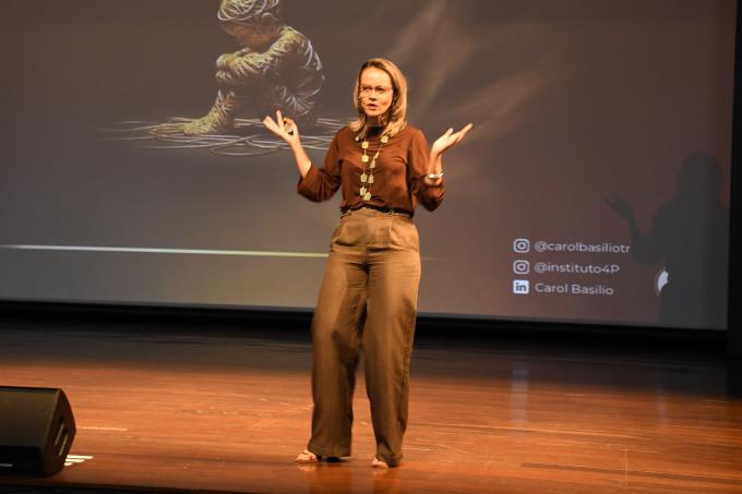 Carolina Cabral Basílio conduziu a palestra sobre liderança, geração Z e transformações no mercado da enfermagem