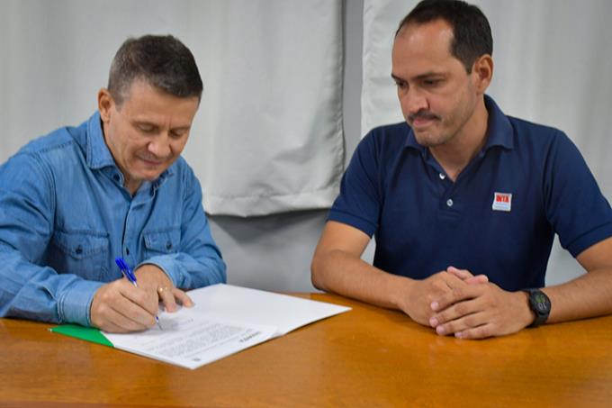 Assinatura de renovação do convênio: doutores Adilson e Martín