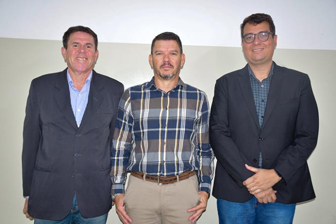 Cristiano entre orientador Dr. Tiritan e o avaliador presencial Dr. Wellington