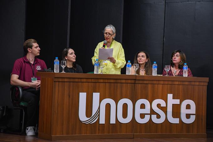 Dra. Nilva Galli durante abertura do congresso no Teatro César Cava