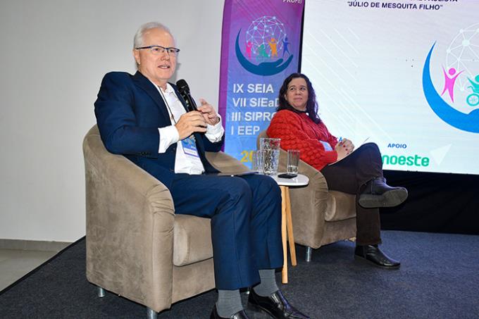 Dr. Klaus e Dra. Clarissa fizeram as falas presenciais da cerimonia de abertura