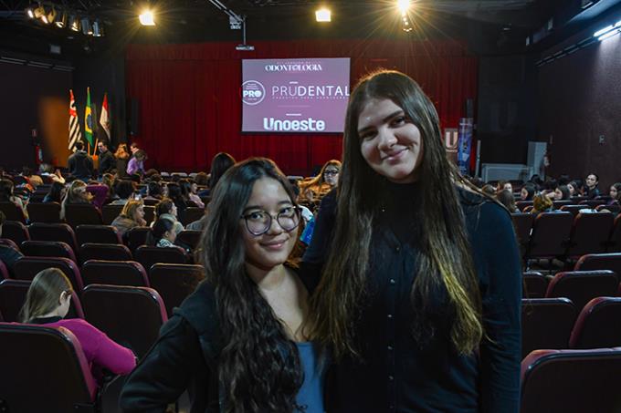 Giovanna Bernardo e Mariana Godoy acompanharam a abertura da Jornada no Teatro César Cava, na manhã desta quarta-feira