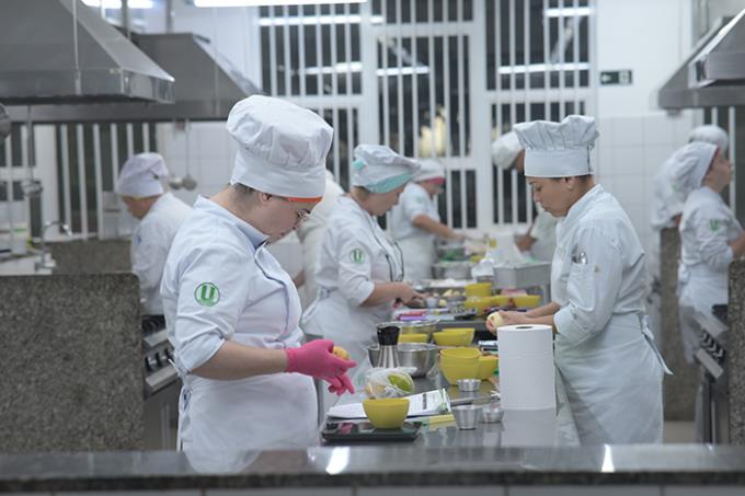 Além do preparo de pratos, chef de cozinha lidera negócios