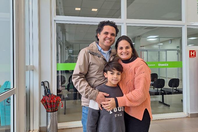Familiares acompanhando e prestando o último apoio instantes antes do vestibular