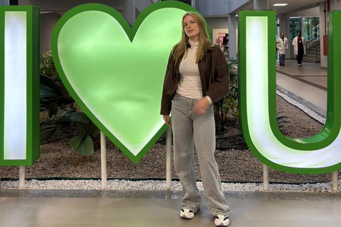 Ticiane Guilherme Brito, de 19 anos, comemora a aprovação em Medicina no campus de Guarujá e se prepara para iniciar a graduação