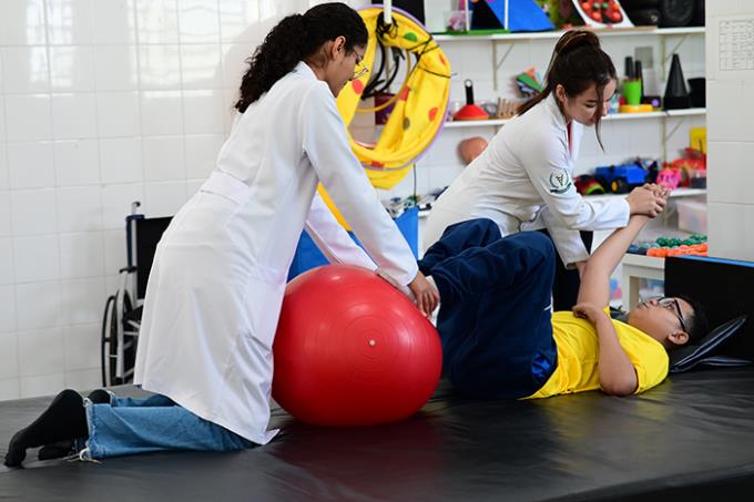 A Fisioterapia tem como foco principal a recuperação dos movimentos, da força muscular, da mobilidade e da independência física