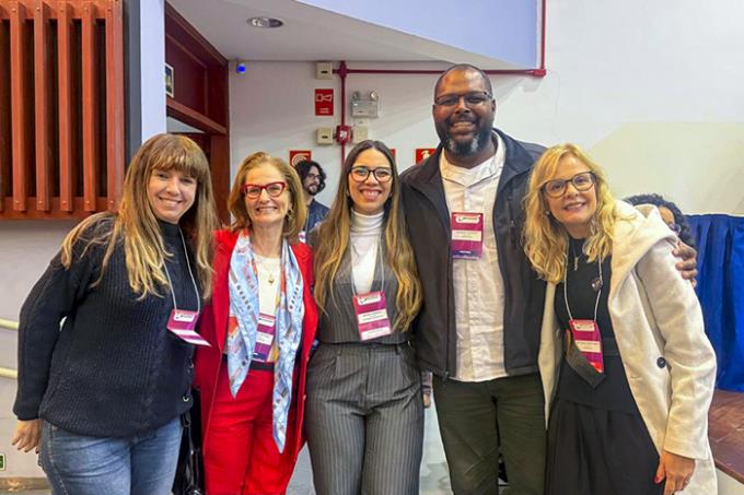 Natália (ao centro) com os doutores Camélia, Carolina Reppold, Evandro Peixoto e Ana Paula Porto Noronha, todos conferencistas do congresso