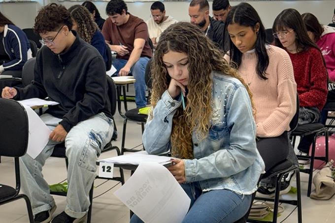 Candidatos disputam vaga para estudar na Unoeste Guarujá