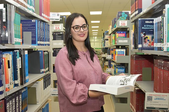 Professora Jhenifer Prescilla Dias Fuzinelli orienta estudantes sobre como equilibrar lazer e desenvolvimento profissional durante o recesso