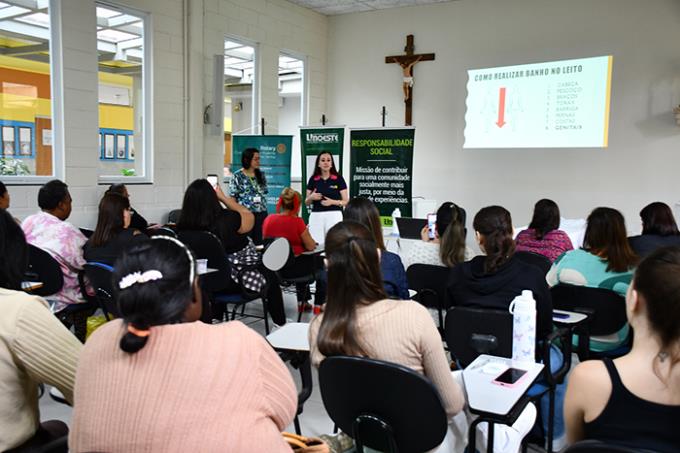 Mulheres recebem capacitação para cuidar de pessoas idosas