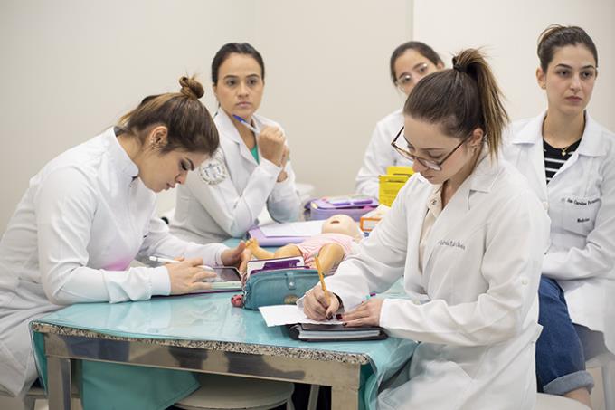 Laboratórios modernos e atividades práticas aproximam os estudantes da realidade profissional desde a graduação