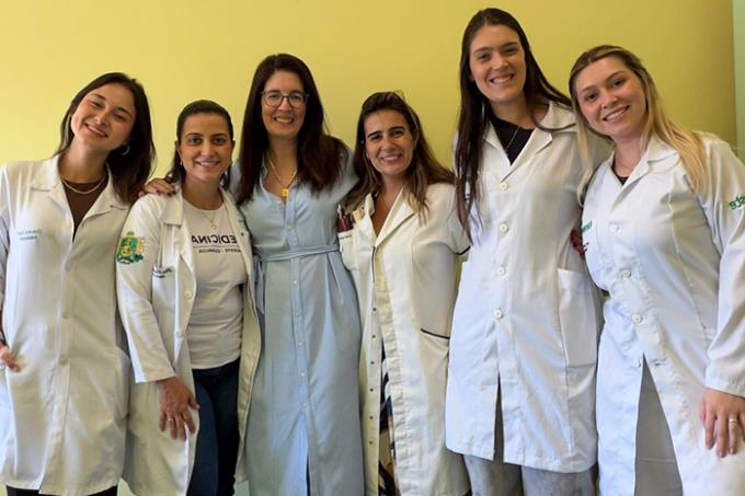 Alunas da Unoeste com a equipe técnica na unidade de saúde de Porto