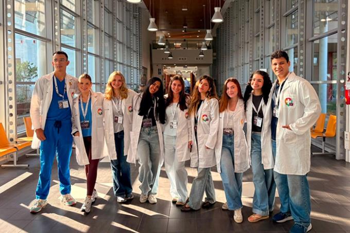 As alunas de Medicina com demais alunos no Ospedale San Giovanni di Dio