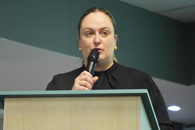 A professora Ariane Maria Carmelin Savio destacou o compromisso da Unoeste com uma formação baseada na excelência e ética