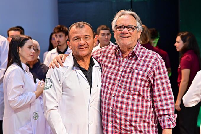 Recebido com admiração dos colegas e corpo docente da Medicina Prudente, José Aparecido da Silva com o diretor-presidente Dr. César Lima