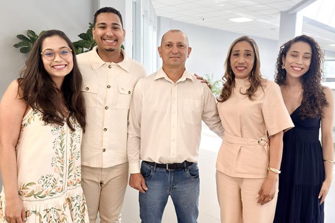 Maria Eduarda e Eduardo estiveram com os pais e irmã na recepção do curso de Medicina